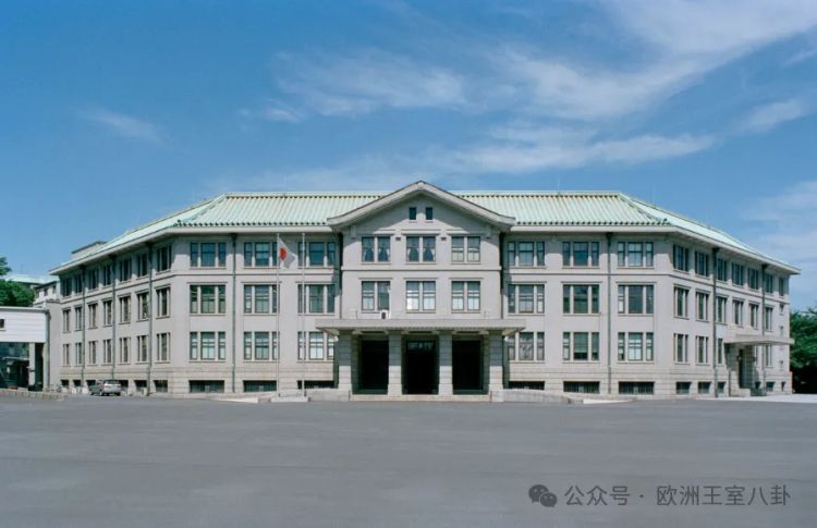 这王宫,也“朴实无华”得过头了吧? 这王宫,也“朴实无华”得过头了吧?