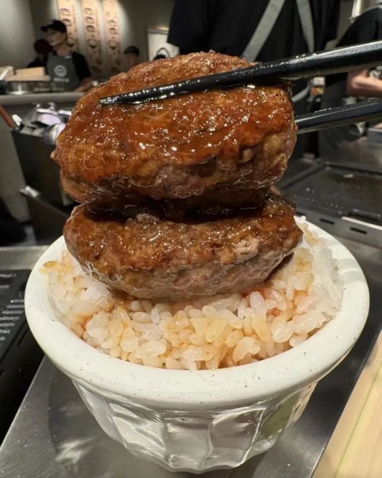 “汉堡肉饼配大米饭一碗88”,这个「日式白人饭」把麦当劳穷鬼套餐卖成打工人顶配一人食? “汉堡肉饼配大米饭一碗88”,这个「日式白人饭」把麦当劳穷鬼套餐卖成打工人顶配一人食?
