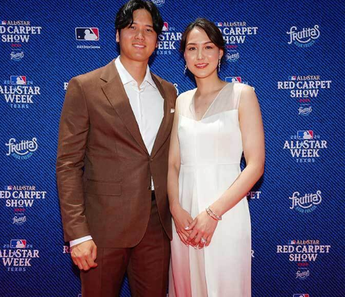 晒全家福感谢爱妻 大谷翔平升级当爸 晒全家福感谢爱妻 大谷翔平升级当爸