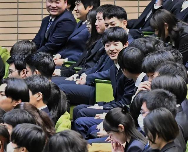 悠仁亲王的快乐校园,快把其他人逼疯了 悠仁亲王的快乐校园,快把其他人逼疯了