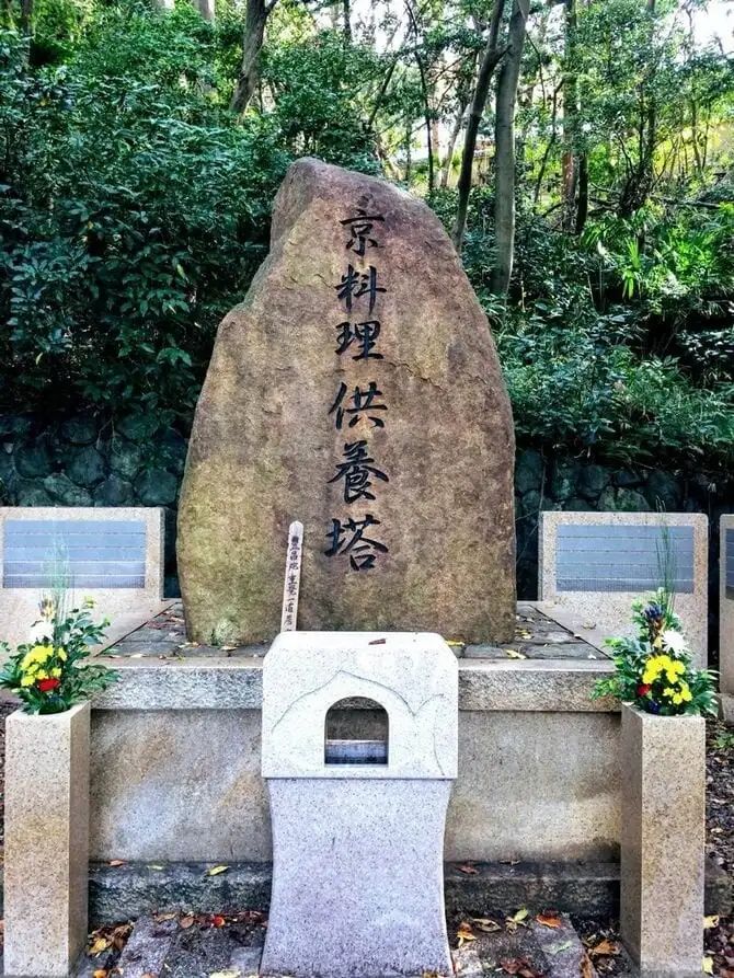 给蟑螂立碑、超度豚骨拉面...?这世上还有什么东西是日本人不能拜的...? 给蟑螂立碑、超度豚骨拉面...?这世上还有什么东西是日本人不能拜的...?