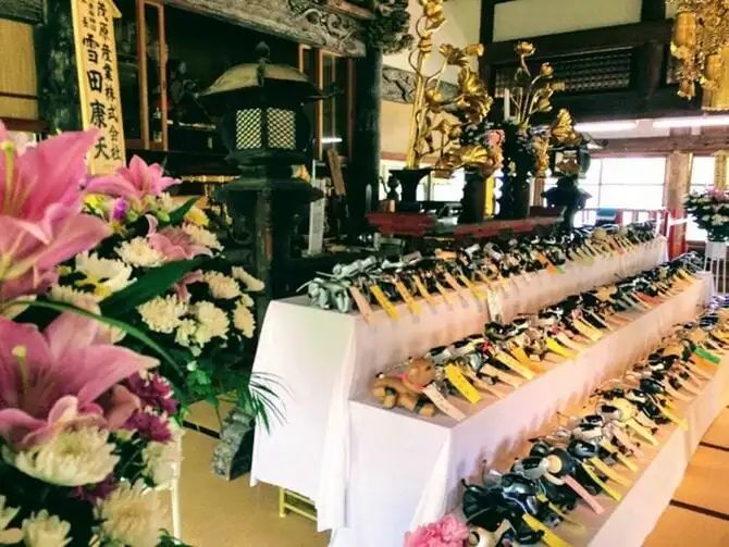 给蟑螂立碑、超度豚骨拉面...?这世上还有什么东西是日本人不能拜的...? 给蟑螂立碑、超度豚骨拉面...?这世上还有什么东西是日本人不能拜的...?