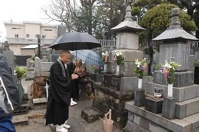 给蟑螂立碑、超度豚骨拉面...?这世上还有什么东西是日本人不能拜的...? 给蟑螂立碑、超度豚骨拉面...?这世上还有什么东西是日本人不能拜的...?