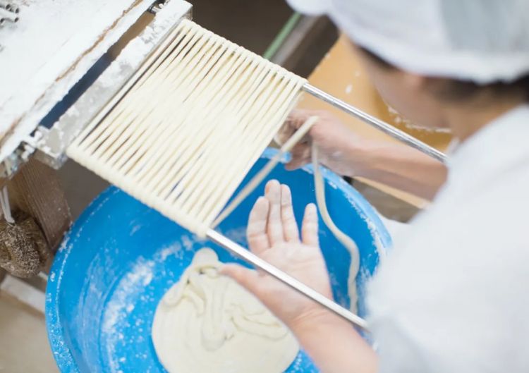 我在日本吃了碗“国产挂面”，日本人管这叫乌冬面？