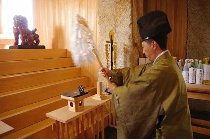 给蟑螂立碑、超度豚骨拉面...?这世上还有什么东西是日本人不能拜的...? 给蟑螂立碑、超度豚骨拉面...?这世上还有什么东西是日本人不能拜的...?