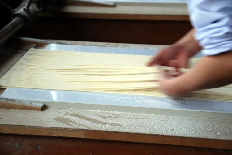 我在日本吃了碗“国产挂面”，日本人管这叫乌冬面？