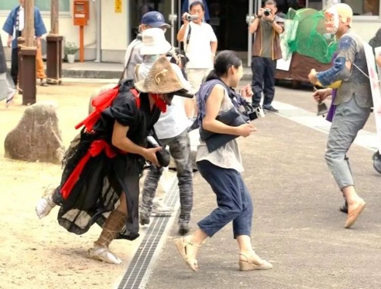 抬着性神雕像游街,还写色色的诗...怎么到了今天日本人却反而性压抑了? 抬着性神雕像游街,还写色色的诗...怎么到了今天日本人却反而性压抑了?