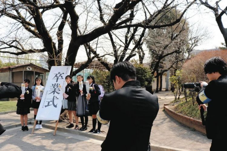 毕业照成不雅素材,日本的毕业相册要取消了? 毕业照成不雅素材,日本的毕业相册要取消了?
