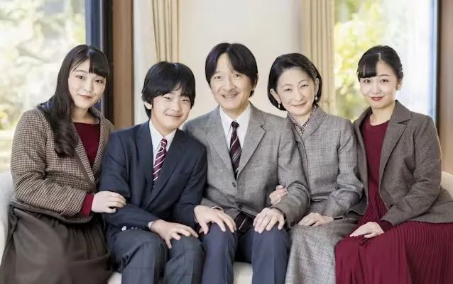 悠仁成年礼、上皇又病重，真子这都不回日本吗？