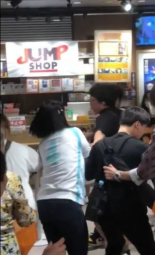 中国男子为抢周边在日本谷店大打出手,网友炸锅! 中国男子为抢周边在日本谷店大打出手,网友炸锅!