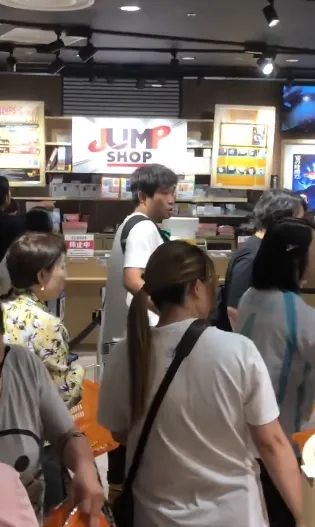 中国男子为抢周边在日本谷店大打出手,网友炸锅! 中国男子为抢周边在日本谷店大打出手,网友炸锅!