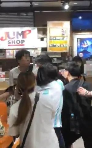 中国男子为抢周边在日本谷店大打出手,网友炸锅! 中国男子为抢周边在日本谷店大打出手,网友炸锅!