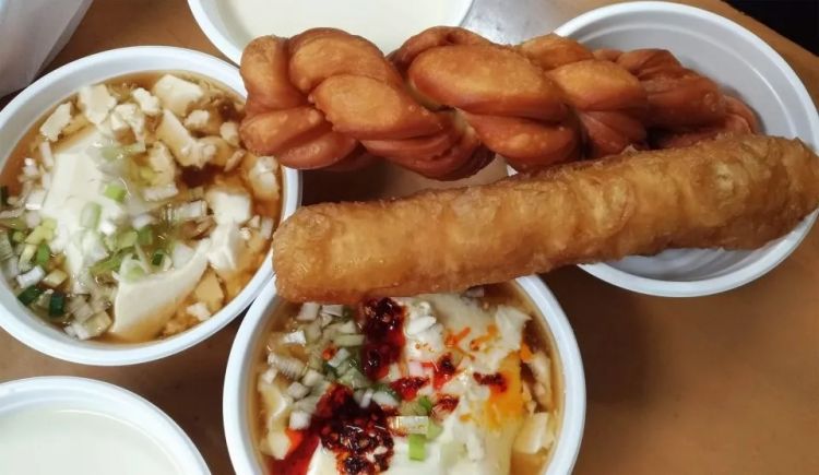 日本警察当上“城管”驱赶中国小贩……日本网友：大阪已经变成了中国的殖民地！