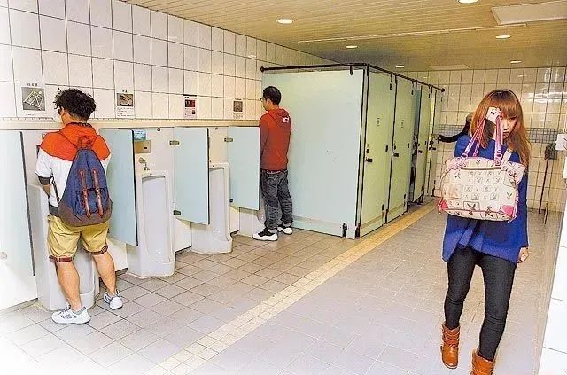 日本小学竟还在用男女共厕？网友：这也太尴尬了吧！
