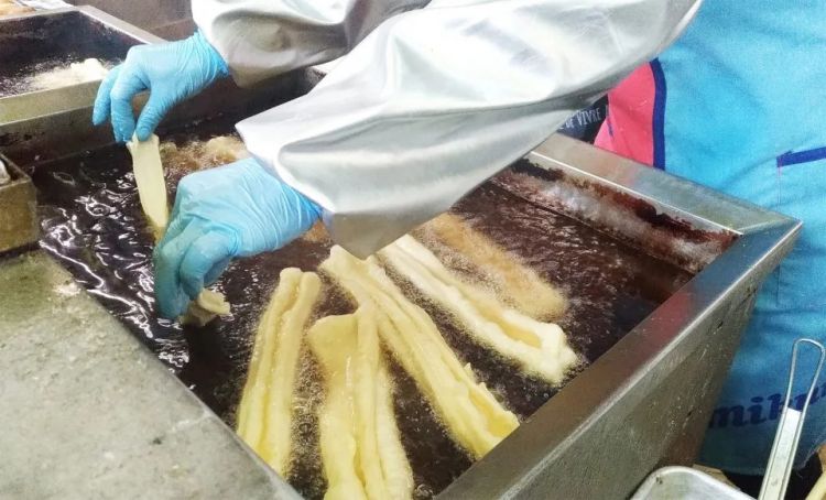 日本警察当上“城管”驱赶中国小贩……日本网友：大阪已经变成了中国的殖民地！