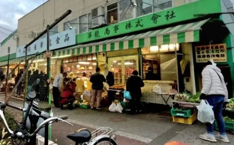 日本警察当上“城管”驱赶中国小贩……日本网友：大阪已经变成了中国的殖民地！