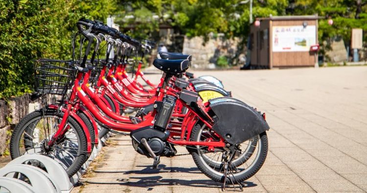 三个中国人偷日本小朋友的自行车，被抓后大言不惭：“我以为是共享单车呢！”