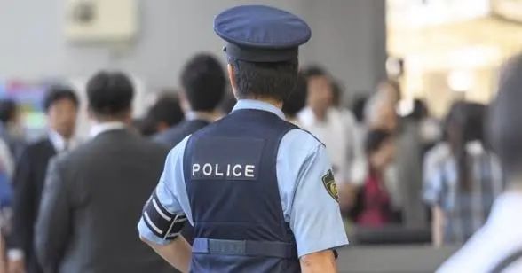 游客手一抖，千年古迹遭殃！奈良春日大社柱子上简体字“恩爱永远”，警方怒查