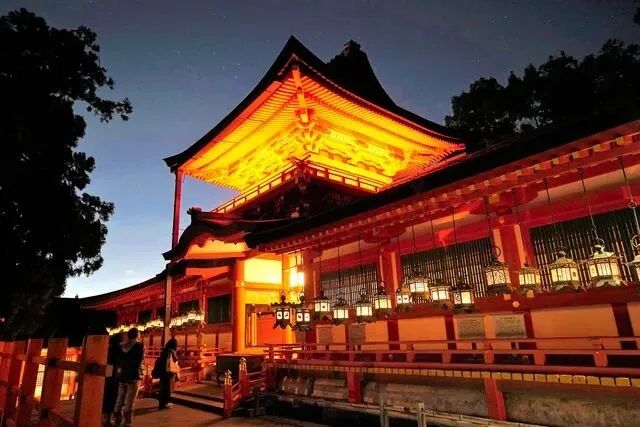 游客手一抖，千年古迹遭殃！奈良春日大社柱子上简体字“恩爱永远”，警方怒查