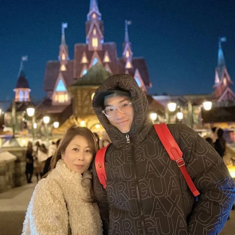 日本一妈妈改嫁女儿的同学,女儿:我拿你当同学你想当我爸? 日本一妈妈改嫁女儿的同学,女儿:我拿你当同学你想当我爸?