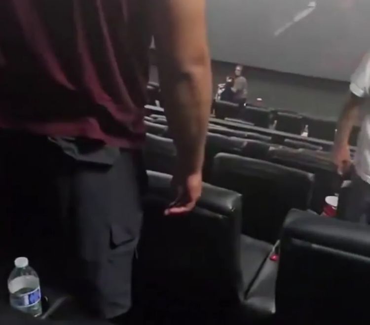 24岁男看《鬼灭》舍不得上厕所！当众使出「尿之呼吸」波及孩童遭围殴