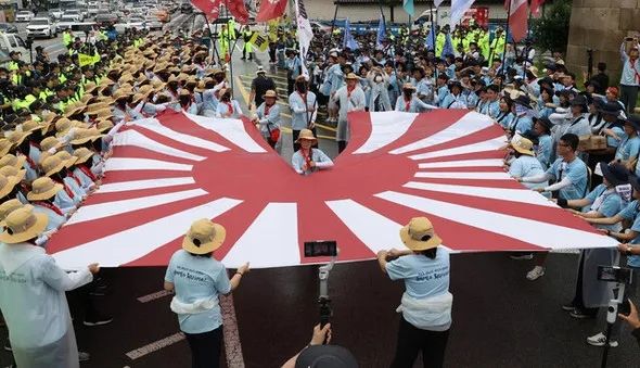 韩国欧巴当街殴打“精日”台湾男大，网友却叫好：果然中韩友谊要靠日本！