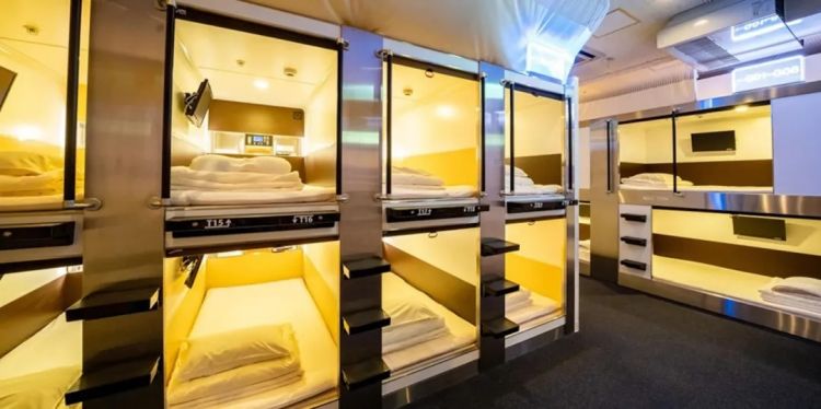 中国网红大学生穷游大阪！「拿吃过牙签狂叉葡萄」日本阿姨傻眼，行为惹怒全网了！