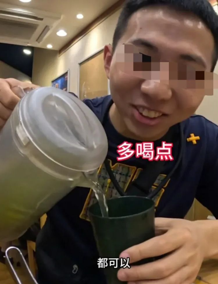 中国网红大学生穷游大阪！「拿吃过牙签狂叉葡萄」日本阿姨傻眼，行为惹怒全网了！