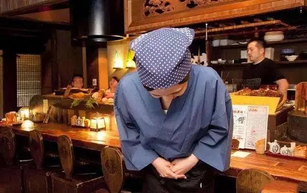 中国网红大学生穷游大阪！「拿吃过牙签狂叉葡萄」日本阿姨傻眼，行为惹怒全网了！