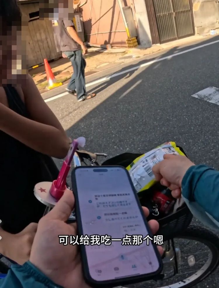 中国网红大学生穷游大阪！「拿吃过牙签狂叉葡萄」日本阿姨傻眼，行为惹怒全网了！