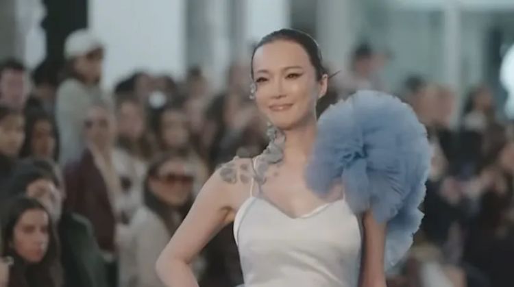 日本“人妖”花2000万整容变性，引得富商豪门纷纷“打赏”，还坐私人飞机登上国际