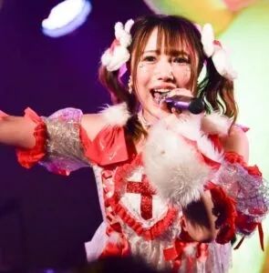 日本偶像36岁才全身整形出道，如今44岁还在闪耀舞台？