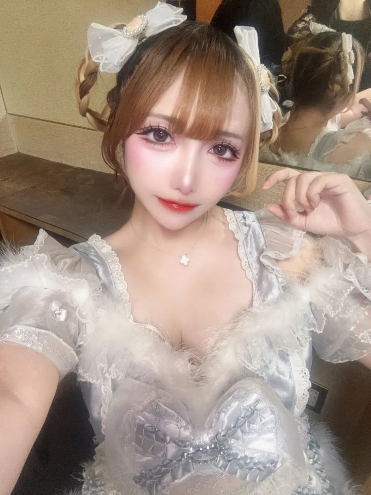 日本偶像36岁才全身整形出道，如今44岁还在闪耀舞台？