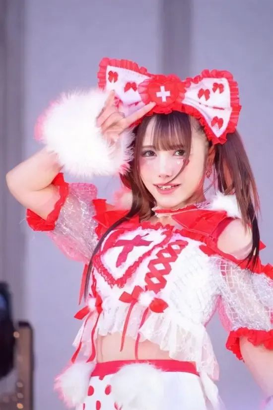 日本偶像36岁才全身整形出道，如今44岁还在闪耀舞台？