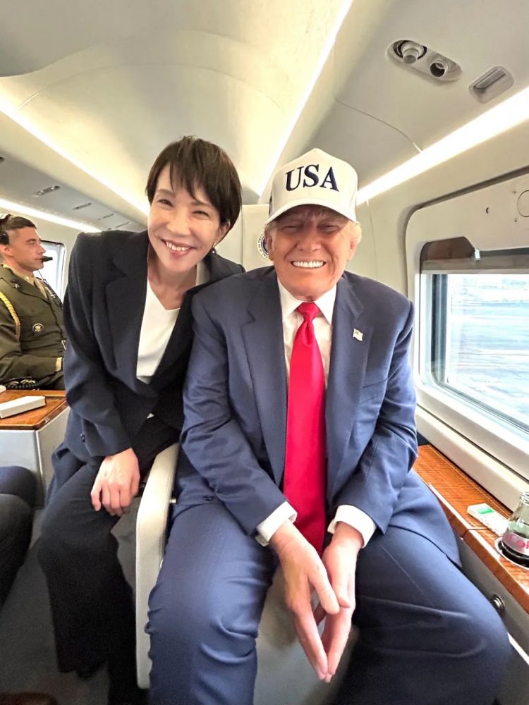 交际花高市早苗和其他领导人搂搂抱抱！日本人观点两极分化，有人要“守护高市的笑容”