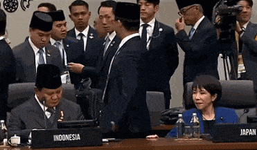 交际花高市早苗和其他领导人搂搂抱抱！日本人观点两极分化，有人要“守护高市的笑容”