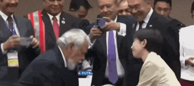 交际花高市早苗和其他领导人搂搂抱抱！日本人观点两极分化，有人要“守护高市的笑容”