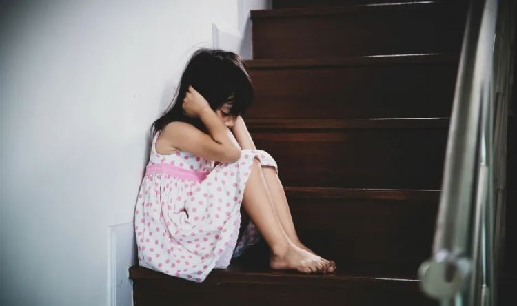 比“裸孩”还惨！继父和亲生母亲长年虐女，致其大小便失禁，却只被判12年？！