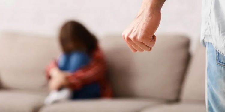 比“裸孩”还惨！继父和亲生母亲长年虐女，致其大小便失禁，却只被判12年？！