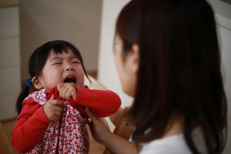 比“裸孩”还惨！继父和亲生母亲长年虐女，致其大小便失禁，却只被判12年？！