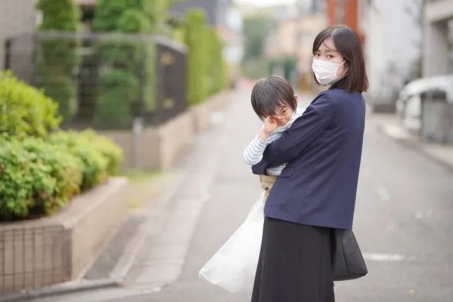 比“裸孩”还惨！继父和亲生母亲长年虐女，致其大小便失禁，却只被判12年？！