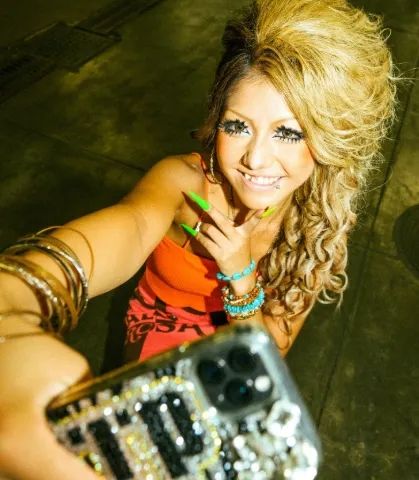 17岁日本辣妹辍学边当杂志模特边工地搬砖，长指甲断了上胶水，和工友打成一片？