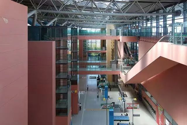 中国游客在日本关西机场坠落身亡，同游母亲当场目睹悲剧？