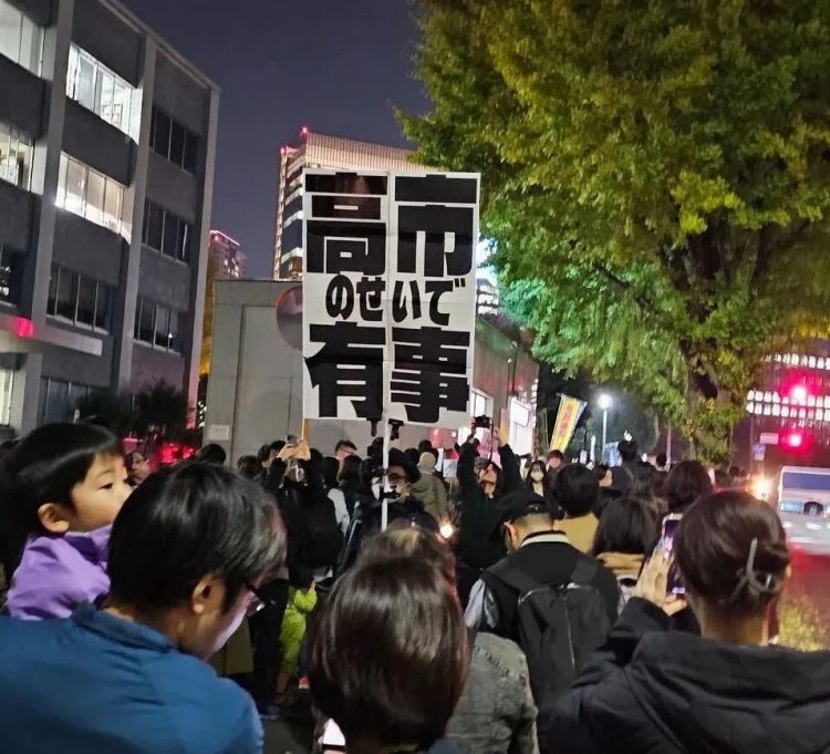 中国爱豆遭到日本人疯狂抵制，竟是因为买的台灯让他们集体崩溃？