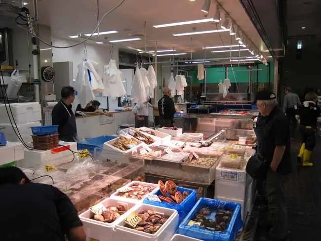 中国大妈被捕，只因偷了10块钱的鱼骨头？日本网友：这下知道她家店卖的都是啥了吧…