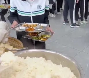 一日本人嘲讽中国中学食堂“太粗糙”，结果被评论区一张图弄得哑口无言……