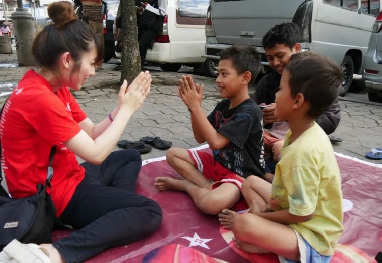 日本大专女孩打工途中左眼失明!恢复后出道当歌手,却被指责装可怜? 日本大专女孩打工途中左眼失明!恢复后出道当歌手,却被指责装可怜?