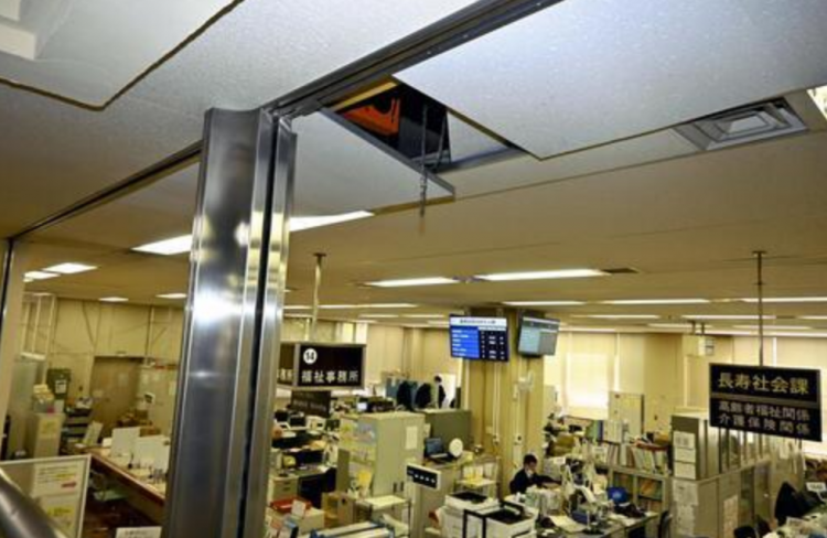 日本岛根县东部地震致多地建筑受损 