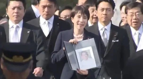 高市早苗拿着安倍遗像去参拜，笑容展现超强信念感？日本网友：安倍老婆都干不出来这事儿！
