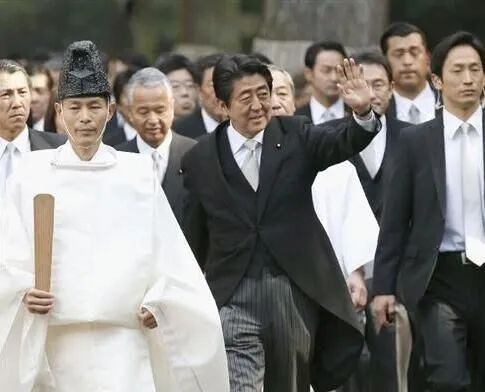 高市早苗拿着安倍遗像去参拜，笑容展现超强信念感？日本网友：安倍老婆都干不出来这事儿！